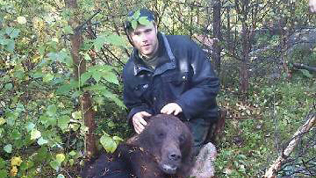 Jörgen Gegerfeldt med sin 235 kilosbjörn. 